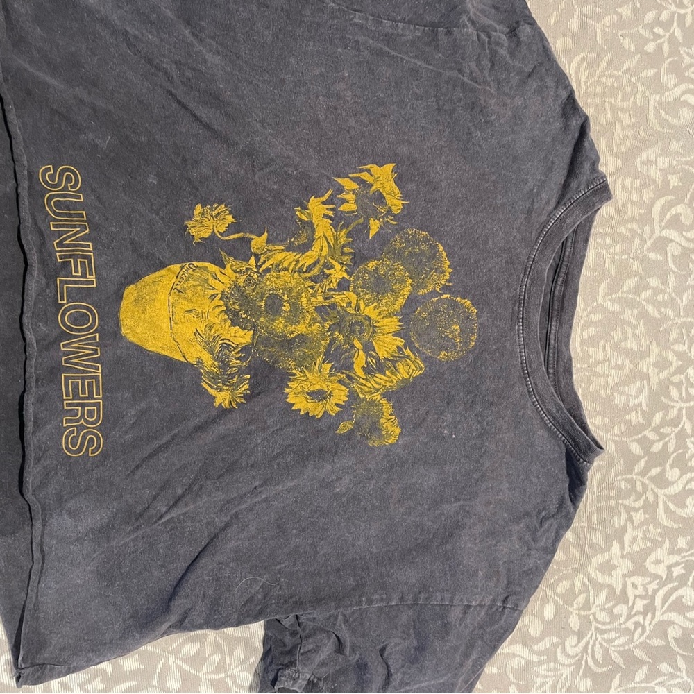 Cute cropped shirt with yellow flowers